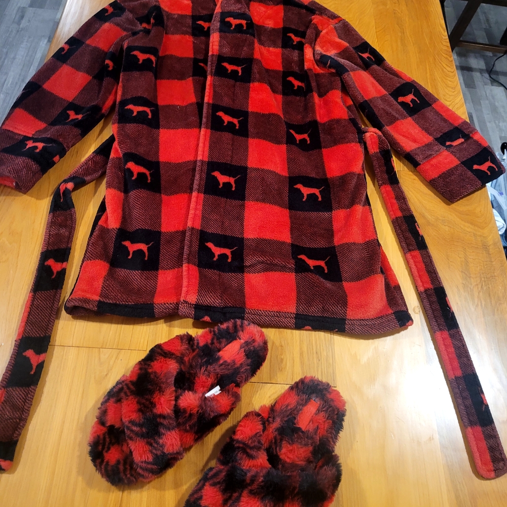 PINK Victoria's Secret Buffalo Plaid Robe And Slippers